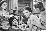 Кадр из кинофильма «Девчата» (режиссер Юрий Чулюкин, 1962 год). В ролях (слева направо): Надя - Инна Макарова, Катя - Люсьена Овчинникова, Анфиса - Светлана Дружинина, Вера - Нина Меньшикова, 1962 год