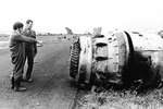 Специалисты изучают обломки двигателя панамериканского реактивного лайнера Boeing 747, 28&nbsp;марта 1977&nbsp;года