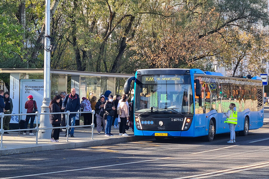 Автобусы компенсационного маршрута КМ, выделенные для&nbsp;перевозки пассажиров из-за инцидента на&nbsp;станции «Печатники» Люблинско-Дмитровской линии Московского метрополитена, 11&nbsp;октября 2023&nbsp;года 