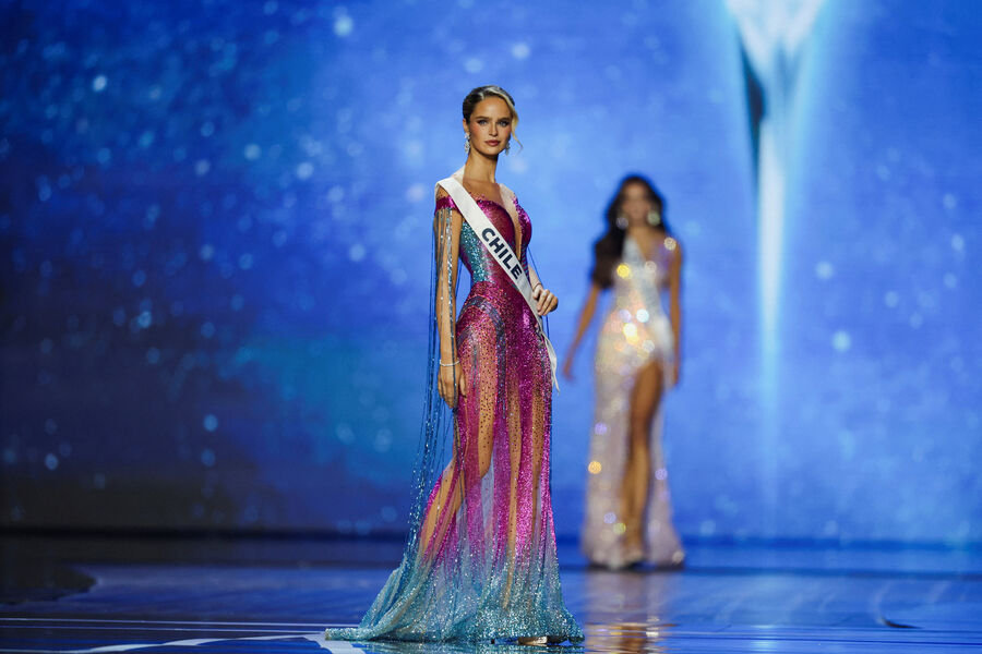 Мария Игнасия Молл из&nbsp;Чили во время финала конкурса красоты «Мисс Вселенная — 2025», 21&nbsp;ноября 2025&nbsp;года
