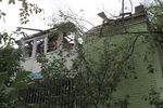 Разрушенная в результате обстрела квартира на верхнем этаже пятиэтажки