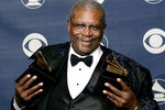 Би Би Кинг позирует с двумя премиями Grammy, 2003 год