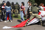 Белорусские силовики во время задержания протестующих в день оппозиционного «Марша героев» в Минске, 13 сентября 2020 года