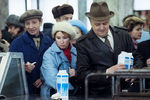 Очередь за молоком в продуктовом магазине в Москве, 2 апреля 1991 года