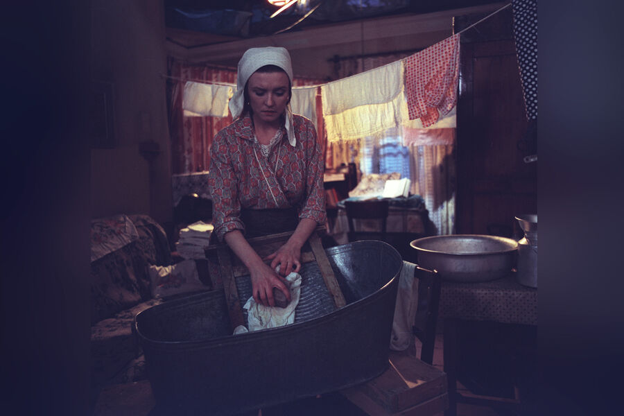 <b>Вера Алентова в&nbsp;роли Катерины на&nbsp;съемках фильма «Москва слезам не верит» (1979)</b>
<br>
<br>В главной роли Меньшов видел Маргариту Терехову или Ирину Купченко. Но первая выбрала Миледи в&nbsp;фильме «Д'Артаньян и три мушкетера», а второй роль просто не понравилась. Когда поиск подходящей актрисы затянулся на&nbsp;три месяца, режиссер предложил супруге пройти пробы.
<br>
<br>Вера Алентова была не в&nbsp;восторге от сценария, к&nbsp;тому же бойкая Людмила казалась ей интереснее. Однако она не могла подвести мужа &mdash; успешно прошла пробы и была утверждена на&nbsp;роль Кати Тихомировой. По&nbsp;итогам проката читатели журнала «Советский экран» признали Алентову лучшей актрисой года.

