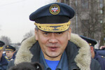 Министр МЧС России Сергей Шойгу держит на руках щенка немецкой овчарки, Санкт Петербург, 26 декабря 2006 года