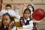 Школьники во время классного собрания по окончании торжественной линейки, посвященной началу учебного года, в школе №7 им. А.В. Мокроусова в Симферополе