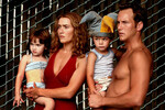 <b>«Как малые дети» (2006)</b>
<br><br>
Пожалуй, один из самых малоизвестных российскому зрителю проектов Кейт Уинслет, если говорить о топовых. В драме Тодда Филда актриса сыграла неудовлетворенную домохозяйку, которая знакомится на детской площадке с молодым отцом, испытывающим те же проблемы, — и это меняет их жизни на до и после.