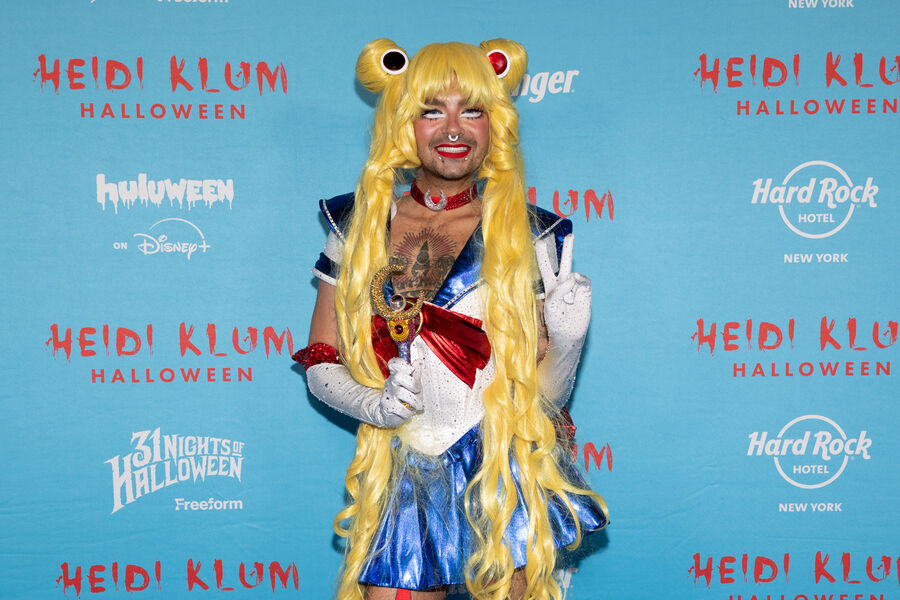 Вокалист группы Tokio Hotel Билл Каулитц в образе Сейлор Мун