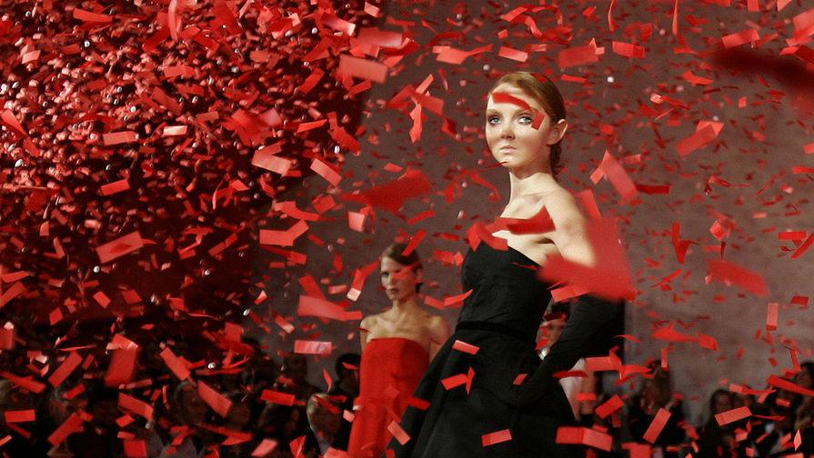 Лили Коул на показе коллекции Джаспера Конрана осень/зима 2007 на London Fashion Week
