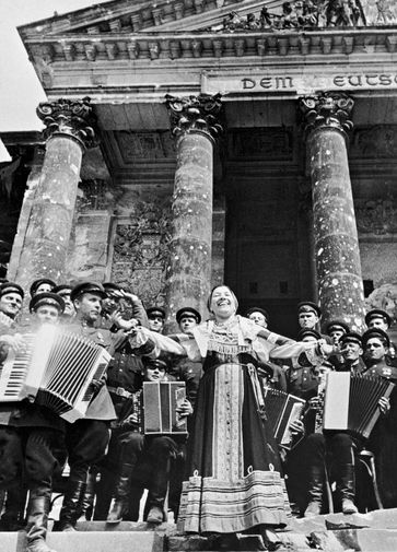 Лидия Русланова во время концерта у&nbsp;стен Рейхстага, 2 мая 1945 года