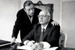 <b>«Небо над Берлином 2» (1993)</b>
<br>
А вот в фильме «Небо над Берлином 2» Вима Вендерса сыграл реальный Михаил Горбачев (самого себя, конечно же). Компанию первому и последнему президенту СССР составил лидер The Velvet Underground Лу Рид
