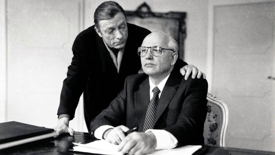 <b>«Небо над&nbsp;Берлином 2» (1993)</b>
<br>
А вот в&nbsp;фильме &laquo;Небо над&nbsp;Берлином 2&raquo; Вима Вендерса сыграл реальный Михаил Горбачев (самого себя, конечно же). Компанию первому и последнему президенту СССР составил лидер The Velvet Underground Лу Рид
