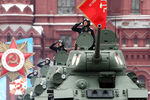 Танки Т-34-85 во время парада, посвященного 76-й годовщине Победы в Великой Отечественной войне, на Красной площади, 9 мая 2021 года
