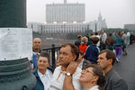 Встревоженные москвичи читают воззвание ГКЧП, расклеенное на улицах города, 19 августа 1991 года