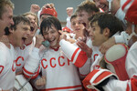 <b>7-е место. «Легенда №17» (2012)</b>
<br><br>
«Легенда №17», конечно, не может похвастаться культовыми фразами из числа «За себя и за Сашку», которые были в ее последователе-конкуренте — «Движении вверх». Однако даже с таким упущением остается лучшей спортивной драмой в истории российского кино. Байопик выдающегося хоккеиста Валерия Харламова, посвященный советско-канадской Суперсерии, вдохновляет встать на коньки и взять в руки клюшку сильнее даже мотивационных речей Йозе Марино.