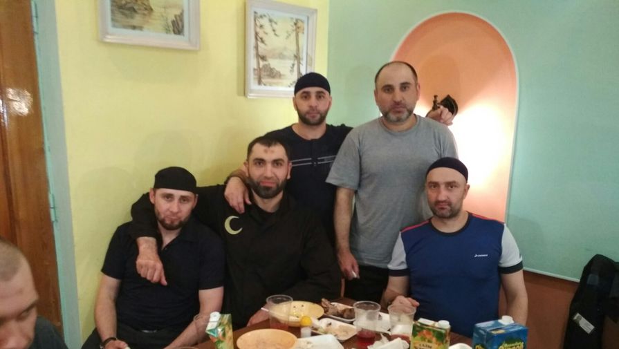 Застолье в иркутской колонии №3 (на фото: Заур Дадаев слева)