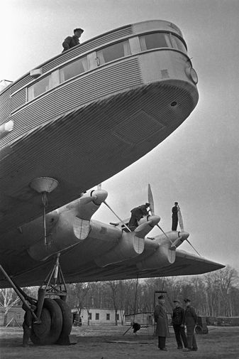 Самолет АНТ-20 &laquo;Максим Горький&raquo; (Генеральный конструктор&nbsp;- А.Н.Туполев) во время подготовки к&nbsp;первомайскому параду на&nbsp;Красной площади, 21 апреля 1935 года