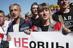 Рабочие во время митинга у Минского завода колесных тягачей, 17 августа 2020 года