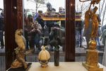 Люди осматривают одно из помещений в оставленной резиденции президента Украины Виктора Януковича «Межигорье» под Киевом