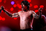 Вокалист группы Red Hot Chili Peppers Энтони Кидис во время концерта на Super Bowl XLVIII в 2016-м