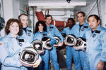 Экипаж STS-51L во время подготовки к полету в Космическом центре Кеннеди. Слева направо: Маколифф, Джарвис, Резник, Скоби, Макнейр, Смит и Онидзука , 9 января 1986 года