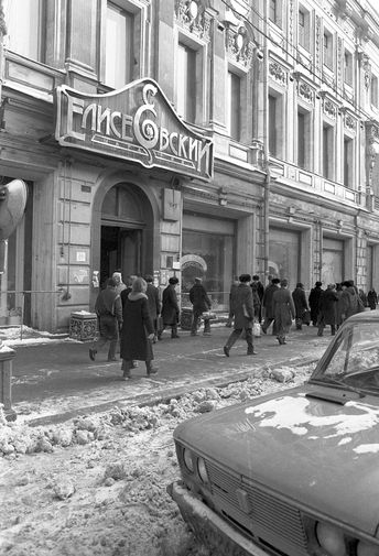 С&nbsp;Елисеевским магазином связано самое громкое дело о&nbsp;хищении в&nbsp;советской торговле. В&nbsp;1970-х Гастроном №1 достиг наивысшего расцвета в&nbsp;советский период. В&nbsp;1984 году директора Юрия Соколова расстреляли по&nbsp;обвинению в&nbsp;коррупции. На&nbsp;фото: Елисеевский магазин, 1992&nbsp;год