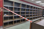 Пустые полки, на которых раньше стоял алкоголь, в одном из магазинов в Вологде