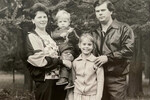Ксения Новикова родилась в Москве 17 мая 1980 года. Сценической деятельностью она занялась еще будучи дошкольницей: в возрасте пяти лет будущая звезда начала выступать в детском хоре имени Локтева при Московском городском дворце детского (юношеского) творчества.
