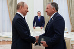 Президент РФ Владимир Путин и спецпосланник президента США Стивен Уиткофф (слева направо) во время встречи в Кремле, Москва, 6 августа 2025 года