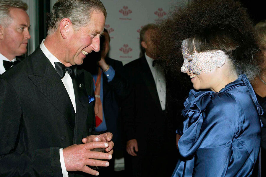 Бьорк и принц Чарльз на&nbsp;афтерпати шоу Fashion Rocks в&nbsp;Лондоне, 2003&nbsp;год