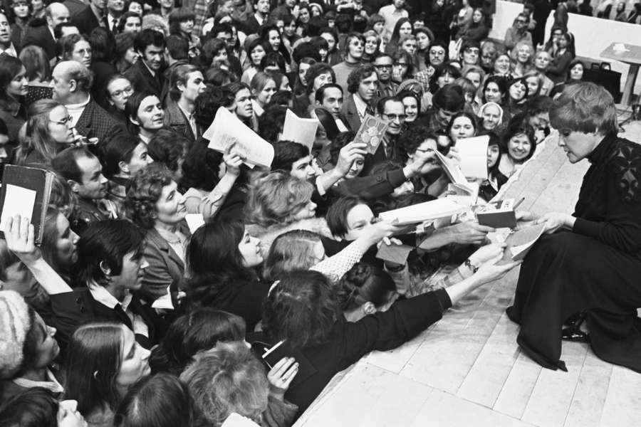 Белла Ахмадулина дает автографы зрителям на&nbsp;празднике поэзии, 1976&nbsp;год