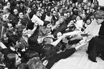 Белла Ахмадулина дает автографы зрителям на празднике поэзии, 1976 год