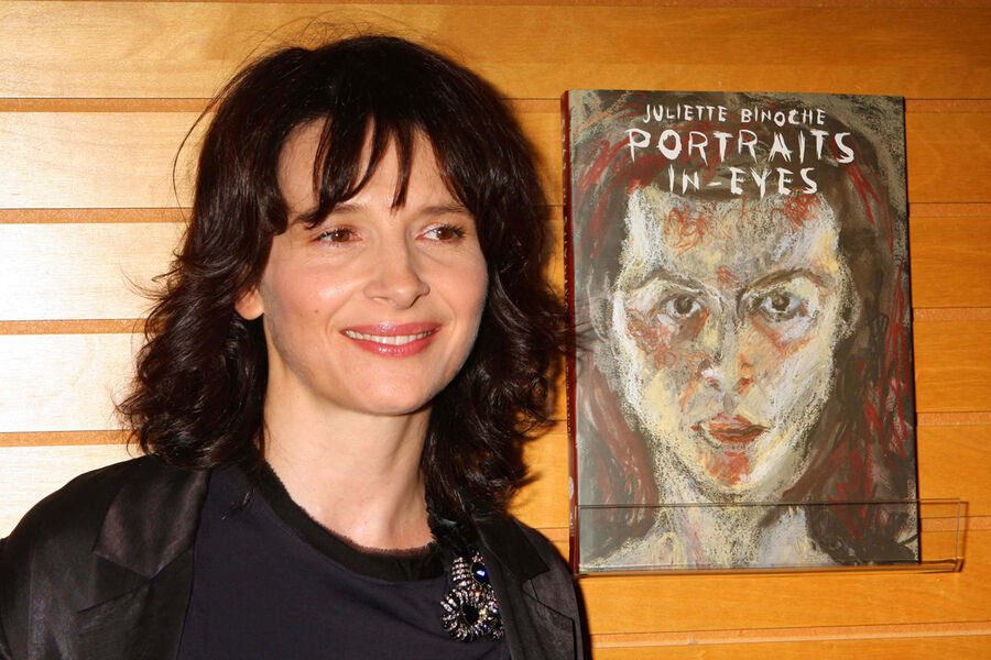 Жюльет Бинош представляет свою книгу с&nbsp;серией работ &laquo;Portraits In-Eyes&raquo; в&nbsp;Нью-Йорке, 2009&nbsp;год