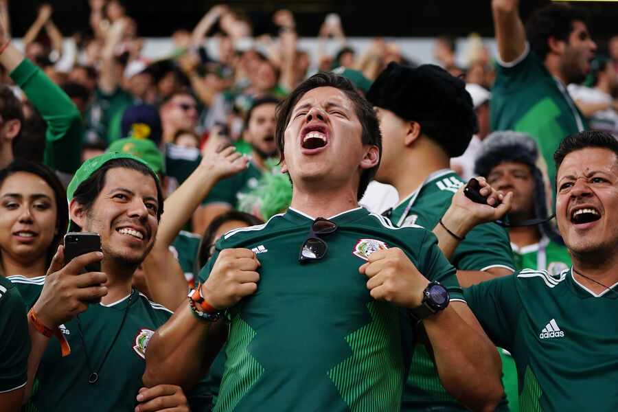 Болельщики сборной Мексики празднуют победу во время матча чемпионата мира по&nbsp;футболу FIFA 2018&nbsp;между&nbsp;сборными Мексики и Швеции на&nbsp;стадионе «Екатеринбург Арена», Россия, 27&nbsp;июня 2018&nbsp;года 