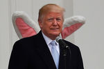 Президент США Дональд Трамп во время ежегодного фестиваля катания пасхальных яиц на лужайке у Белого дома, 2 апреля 2018 года