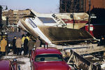 Крыло и хвостовая часть потерпевшего крушение лайнера United Airlines на улицах Бруклина в Нью-Йорке , 17 декабря 1960 года