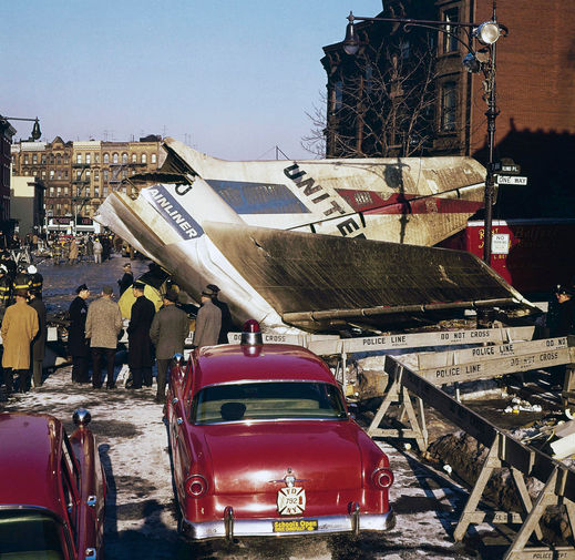 Крыло и хвостовая часть потерпевшего крушение лайнера United Airlines на&nbsp;улицах Бруклина в&nbsp;Нью-Йорке , 17 декабря 1960 года