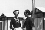 Коко Шанель была не первой женщиной, которая начала ходить в брюках — во время Первой мировой войны многие девушки, которые осваивали мужские профессии, перешли на эту форму одежды. Однако именно модельер ввела женские брюки в моду.