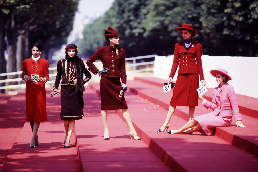 Карл Лагерфельд взял на&nbsp;себя креативное руководство домом Chanel в&nbsp;1983 году, когда тот находился не в&nbsp;лучшем состоянии и воспринимался как унылая респектабельная классика, интересная только своими культовыми сумками и ароматами. Модельеру удалось вдохнуть жизнь в&nbsp;бренд первой же коллекцией, в&nbsp;которой он не поскупился на&nbsp;смелые эксперименты. Благодаря ему на&nbsp;свет, в&nbsp;частности, появились твидовые костюмы Chanel в&nbsp;разных оттенках красного.