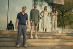 <b>«Нескромные» (Splitsville), реж. Майкл Анджело Ковино</b>
<br><br>
<b>Где и когда смотреть:</b> в кино — с 25 сентября
<br><br>
«Неромантическая комедия» про две супружеские пары, чья дружба оказывается под угрозой после того, как один из мужей в процессе развода спит с женой другого (у тех открытый брак). В главных ролях снялись Дакота Джонсон («Материалистка»), Адриа Архона («Я не киллер»), а также режиссер и сценарист фильма Майкл Анджело Ковино и соавтор сценария Кайл Марвин.