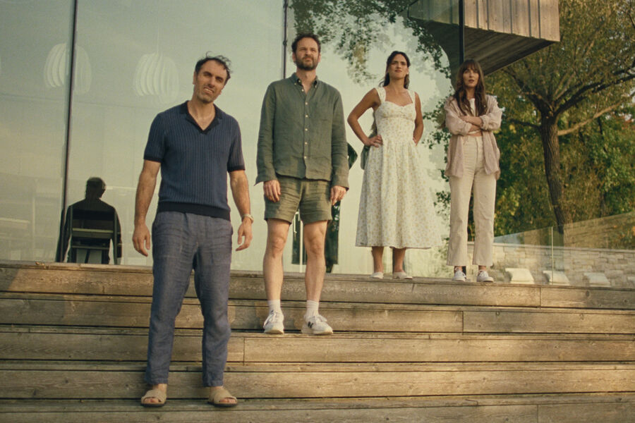 <b>«Нескромные» (Splitsville), реж. Майкл Анджело Ковино</b>
<br><br>
<b>Где и когда смотреть:</b> в&nbsp;кино &mdash; с&nbsp;25 сентября
<br><br>
«Неромантическая комедия» про&nbsp;две супружеские пары, чья дружба оказывается под&nbsp;угрозой после того, как один из&nbsp;мужей в&nbsp;процессе развода спит с&nbsp;женой другого (у тех открытый брак). В&nbsp;главных ролях снялись Дакота Джонсон («Материалистка»), Адриа Архона («Я не киллер»), а также режиссер и сценарист фильма Майкл Анджело Ковино и соавтор сценария Кайл Марвин.
