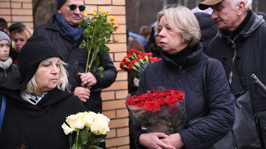 Люди у&nbsp;клиники &laquo;Медси&raquo; в&nbsp;Московской области, пришедшие проститься с&nbsp;сатириком Михаилом Задорновым