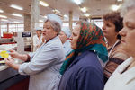 Продавщица с новыми ценниками в продуктовом магазине в Москве, 2 апреля 1991 года