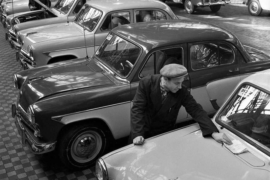 Автомобили &laquo;Москвич-407&raquo; и &laquo;Москвич-408&raquo; Московского завода малолитражных автомобилей (МЗМА, с&nbsp;1968 г. &mdash; Автомобильный завод имени Ленинского комсомола (АЗЛК), предназначенные для&nbsp;экспорта, 1960&nbsp;год
