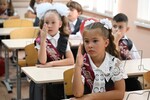 Школьники во время классного собрания по окончании торжественной линейки, посвященной началу учебного года, в школе №7 им. А.В. Мокроусова в Симферополе