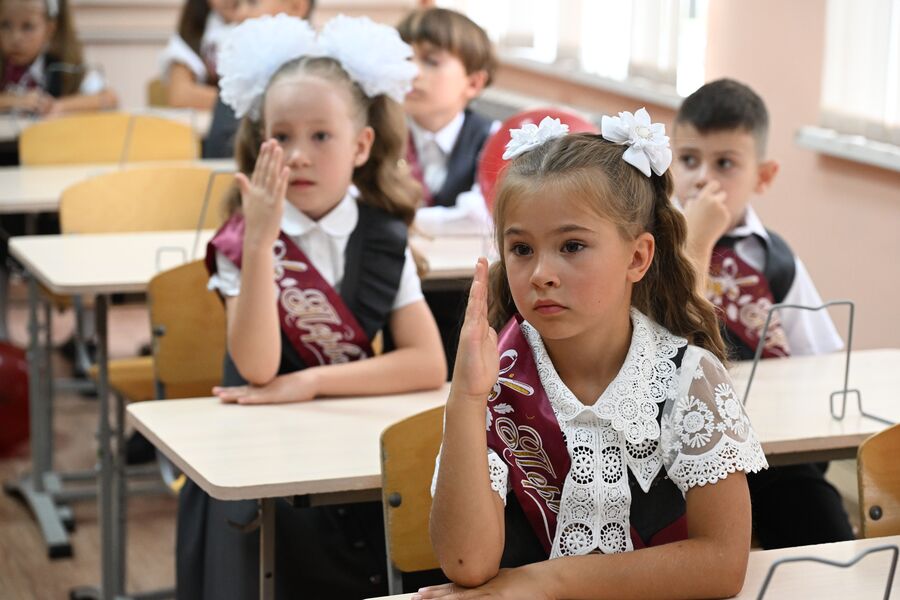Школьники во время классного собрания по&nbsp;окончании торжественной линейки, посвященной началу учебного года, в&nbsp;школе №7 им. А.В. Мокроусова в&nbsp;Симферополе