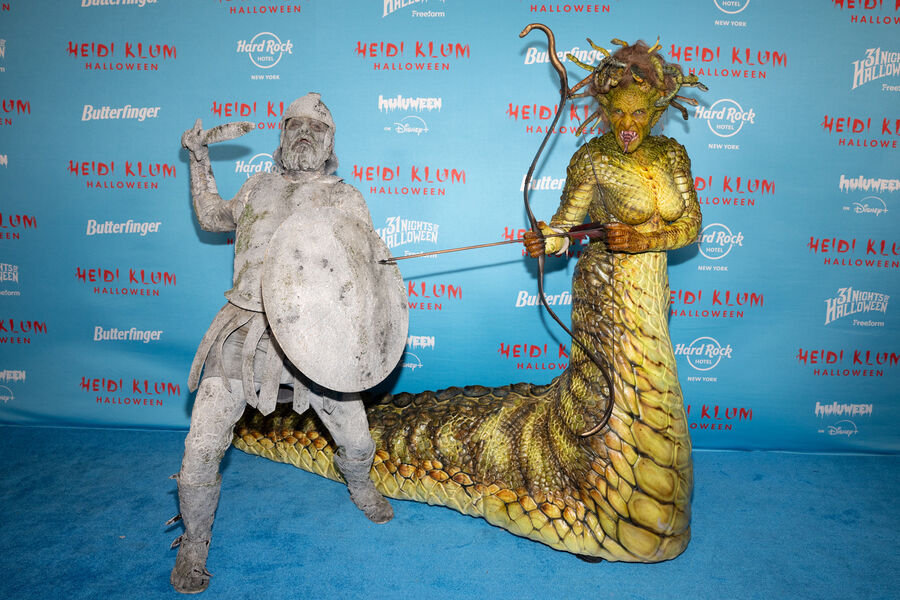 Модель Хайди Клум в образе Медузы Горгоны и ее муж, музыкант Том Каулитц, в образе Персея