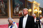 Президент США Дональд Трамп и королева Елизавета II перед началом королевского ужина в Букингемском дворце, 3 июня 2019 года 