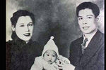 Брюс Ли родился 27 ноября 1940 в Сан-Франциско в год Дракона и в час Дракона по китайскому календарю (между 6 и 8 часами утра) во время американских гастролей его родителей — актера-комика кантонской китайской оперы Ли Хой Чена и его жены Грейс Ли. Мать Грейс Ли имела евроазиатские корни (была наполовину немкой), отец был китайцем